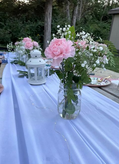 Spring Theme Sweet 16, Sweet Sixteen Table Decorations, Centerpieces For Sweet 16 Party, Outside Sweet 16, Simple Sweet 16 Party Ideas At Home, Flower Sweet 16 Theme, Floral Sweet 16 Theme, Sweet 16 Brunch Ideas, Backyard Sweet 16