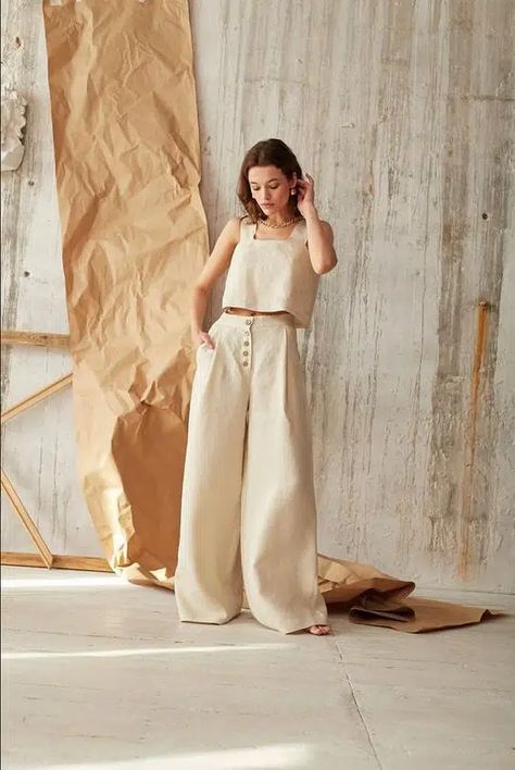 Linen Pants Outfits - 20 Ideas on How To Wear Linen Pants How To Wear Linen Pants, Natural Linen Pants, Trousers Linen, Flax Pants, Flax Clothing, Linen Outfits, Linen Pants Outfit, White Linen Blouse, Linen Crop Top