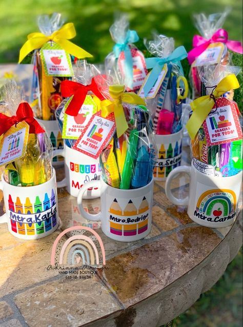 School Expo Ideas, Teacher Appreciation Gift Bag Ideas, Gift Ideas For Teachers Appreciation, Teacher Day Gifts Ideas, Gifts For Teachers Day, Teachers Appreciation Ideas, Handmade Gifts For Teachers, Teachers Day Gift Ideas, Diy Teacher Appreciation Gifts