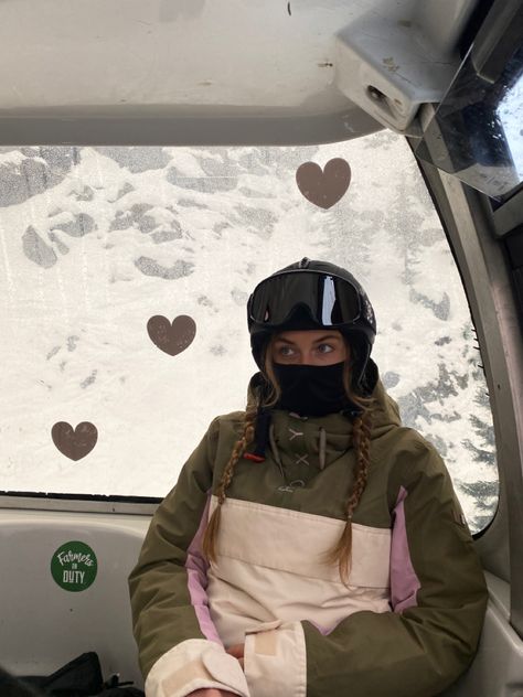 Girl Skiing Aesthetic, Snowboard Girl Aesthetic, Snowboarding Aesthetic Girl, Skiing Fits, Ski Girl Aesthetic, Ski Outfit Ideas, Female Snowboarders, Ski Hair, Girl Snowboarding