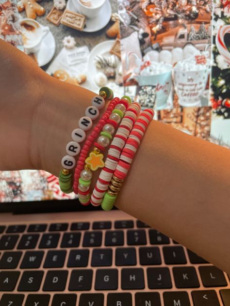 Clay Bead Bracelet Ideas Xmas, Bracelet Inspo Preppy, Holiday Bracelets Aesthetic, Preppy Christmas Bracelet Ideas, Clay Bead Bracelet Ideas Preppy Christmas, Christmas Preppy Bracelet, Preppy Christmas Bracelets, Holiday Clay Bead Bracelets, Christmas Aura