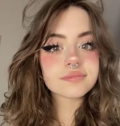 makeup E-girl Makeup Grunge, Hannahowo Makeup, Simple Egirl Makeup, Hannah Owo Makeup, Cute Egirl Makeup, E Girl Makeup Tutorial, Delineados Egirl, Egirl Eyeliner, Makeup Egirl