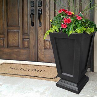 Front Porch Flower Pots Entrance, Tall Planters Front Door, Porch Styling, Outdoor Entryway Decor, Deck Footings, Porch Flowers, Outdoor Entryway, Porch Planters, Patio Planters