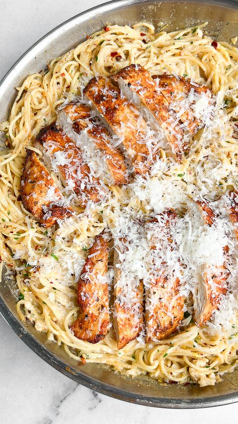 Lemon Parmesan One-Pan Pasta - Bad Batch Baking - Restaurant Copycat Recipes & Family Favorites Southern Shrimp And Grits, Lemon Parmesan Pasta, Pasta With Olives, Restaurant Copycat Recipes, Pan Pasta, Batch Baking, One Pan Pasta, Restaurant Copycat, Quick Pasta