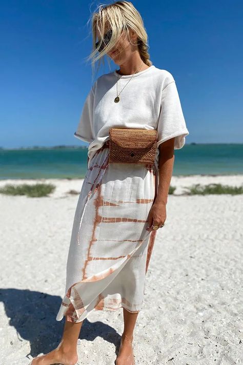 26 Cute Beach Outfits Ideas for Women : Outfit Ideas That Go Beyond Swimsuits - MorningKo Beach Outfits Ideas, Modest Beach Outfit, Mode Batik, Women Outfit Ideas, Cute Beach Outfits, Beach Wardrobe, Drawstring Skirt, Emerson Fry, Beach Outfits