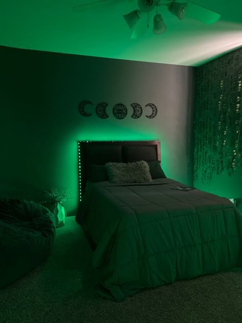 pretty grey and green aesthetic room Room Ideas Aesthetic Dark Green, Dark Green And Black Bedroom Aesthetic, Green Themed Rooms Bedroom Ideas, Green Gamer Bedroom, Dark Green And Black Bedroom Ideas, Black And Green Room Ideas, Green And Black Room Ideas Bedroom, Green And Grey Bedroom Aesthetic, Black And Green Bedroom Aesthetic