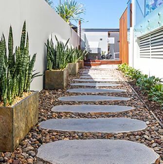 Landscaping Modern Outdoor Living Area, Bluestone Steps, Bluestone Pavers, Modern Outdoor Living, Paver Stones, Garden Stepping Stones, Garden Steps, Pool Coping, Modern Garden Design