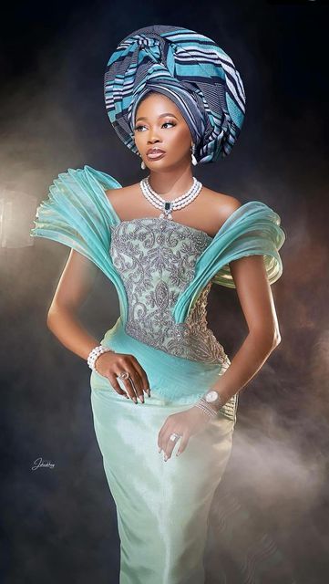 Trending Asoebi Styles 2024, Asoke Styles For Women, Trending Asoebi Styles, Asooke Dress, Green Asoebi, Best African Dress Designs, Damask Styles, Owambe Styles, Luxury Gown