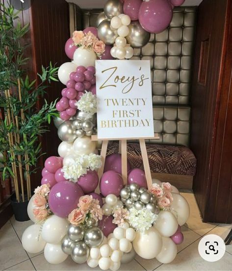 Easel Party Decor, Balloon Garland Around Easel, Balloon Garland Welcome Sign, Centerpieces For 21st Birthday Party, Balloons On Easel Stand, Balloon Garland On Easel, Easel With Balloon Garland, Balloon Easel Display, Easel Balloon Garland