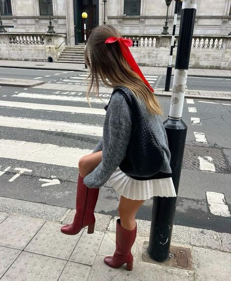 Christmas Dinner Outfit, Nyc Outfits, Estilo Preppy, Paris Outfits, Looks Street Style, Red Boots, Blair Waldorf, Stockholm Fashion, Mode Inspo