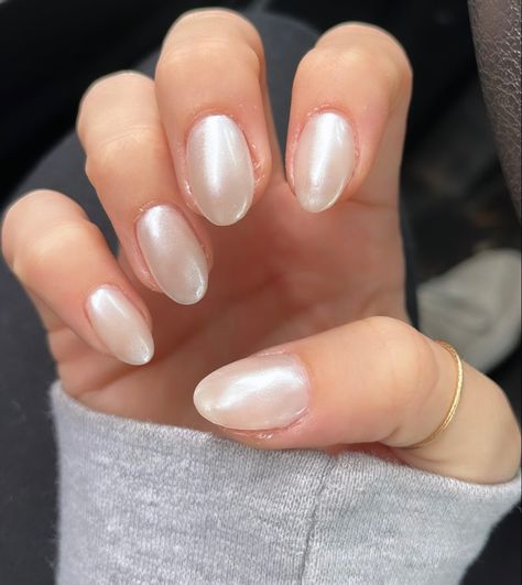 Pearl Almond Shaped Nails, Wedding Nails Iridescent, Vanilla Pearl Nails, Pearly White Wedding Nails, Ivory Pearl Nails, Pearly White Nails Gel, White Pearly Nail Polish, Short Almond Pearl Nails, Pearly Gel Nails