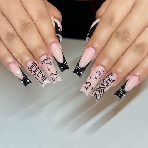 Gangsta Nails Acrylic, Nails For Karol G Concert, Oldie Acrylic Nails, Nail Designs Chicana, Gangsta Nails Designs, Anuel Aa Nails Design, Bichota Nails Karol G, Chicana Nails Designs, Graffiti Nails Acrylic