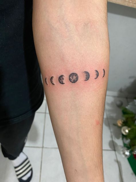 Minimalistic tattoo based on seven moon phases Moon Passes Tattoo, Moon Phases Tattoo Men, Phases Moon Tattoo, Phases Of Life Tattoo, Unique Moon Tattoo Ideas Men, Moon Phase Knee Tattoo, Tattoo Ideas For Men Moon, Moon Tattoo Men Arm, Stages Of Moon Tattoo