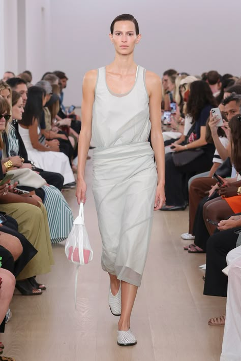 Proenza Schouler Spring 2024 Ready-to-Wear https://www.vogue.com/fashion-shows/spring-2024-ready-to-wear/proenza-schouler/slideshow/collection#5 Set Dressing, Trend Forecast, Skirt Trends, Fashion Week Runway, Spring Summer 2024, Fashion 2024, 가을 패션, Summer 24, Spring 2024