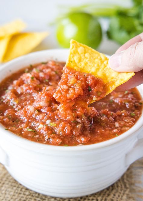 Fire Roasted Salsa - make homemade salsa that is loaded with flavor in just minutes, all year round! Great for dipping or on tacos, salsa, burritos or nachos. Roasted Tomato Salsa Recipe, Restaurant Style Salsa Recipe, Homemade Enchilada Sauce Recipe, Easy Homemade Salsa, Tomato Salsa Recipe, Easy Salsa Recipe, Restaurant Style Salsa, Recipes With Enchilada Sauce, Homemade Salsa Recipe