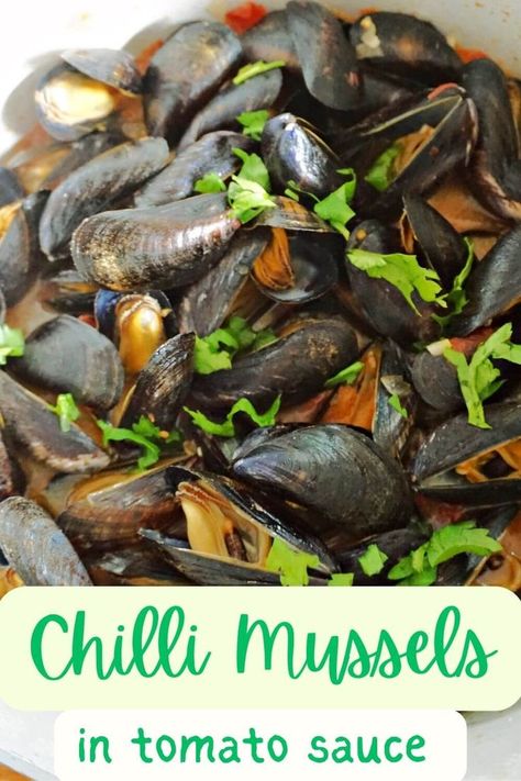 A pot of steamed mussels in tomato sauce garnished with parsley. Chilli Mussels, Mussels Recipe, Festive Appetizers, Chilli Peppers, Christmas Dinner Menu, Best Seafood Recipes, Delicious Appetizer Recipes, Finger Foods Easy, Fancy Restaurant