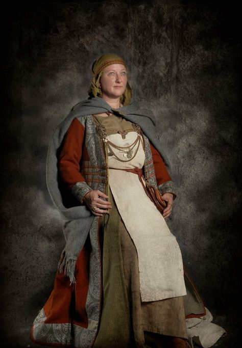 Nordic Clothing, Viking Apron Dress, Historical Viking, Ancient History Archaeology, Aged Clothing, Viking Reenactment, Viking Dress, Viking Costume, Viking Women