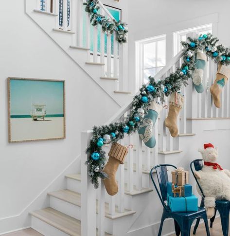 Tropical Xmas, Seaside Christmas, Christmas Staircase, Coastal Christmas Decor, Ideas Navideñas, Beachy Christmas, Coastal Holiday, Nautical Christmas, Hgtv Dream Home