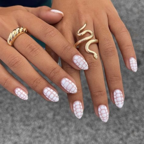 Fun Neutral Nail Designs, Lollapalooza Nails, Ora Nails, Trendy Short Nail Designs, Snake Skin Nails, Mani Ideas, Summer Nail Ideas, Summery Nails, White Snake