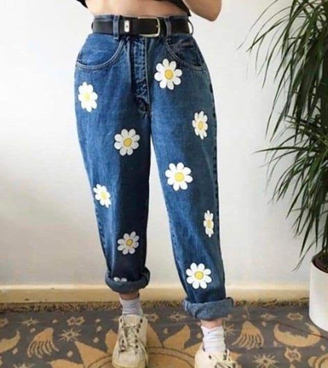 Jeans With Flowers, Jeans Bordado, Custom Jeans Diy, Painted Daisy, Painted Clothes Diy, Mom Denim, Diy Vetement, Painted Jeans, Denim Diy