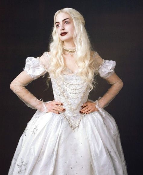 White Queen Alice In Wonderland, White Queen Costume, Queen Alice In Wonderland, Alice In Wonderland Makeup, Wonderland Makeup, White Halloween Costumes, Queen Alice, Colleen Atwood, Alice In Wonderland Dress