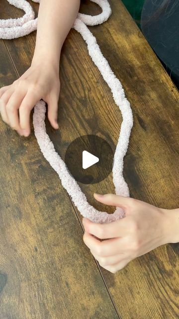 How To Make Chunky Blanket Arm Knitting, How To Make Regular Yarn Chunky, Large Hand Knitted Blanket, Big Loop Blanket, Hand Loop Blankets, Finger Knitting For Beginners Blanket, Big Knot Blanket Chunky Knits, How To Make A Loop Yarn Blanket, Big Knot Blanket