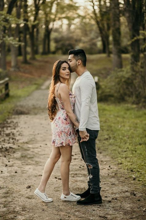 Couples Anniversary Photoshoot Poses, Couple Poses In Garden, Anniversary Poses Ideas Couple Pics, Outdoor Photoshoot Ideas Couples, Garden Couple Photoshoot, Outdoor Couple Photoshoot Ideas, Couple In The Woods, Prewedding Poses, Pose Couple