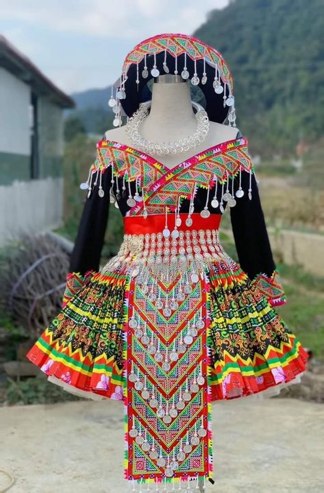 Hmong Clothes Traditional, Hmong Dress, Hmong Clothing, Hmong Culture, Thai Dresses, Paj Ntaub, Hmong Clothes, Recycled Dress, Thai Clothes