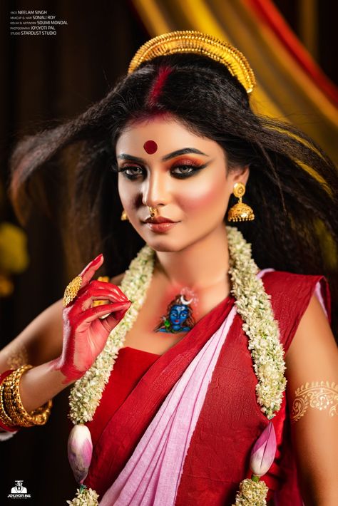 Agomoni Photoshoot, Puja Photoshoot, Agomoni Shoot, Durga Pooja, Bengali Saree, Indian Wedding Poses, Bengali Bridal Makeup, Durga Painting, Bengali Bride