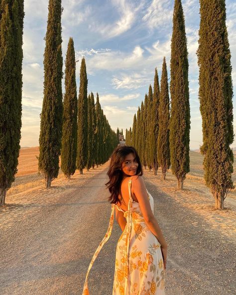 mishti rahman on Instagram: “under the tuscan sun would be such a cliche right? lmao” Tomato Girl Aesthetic, Mishti Rahman, Italy Girl, Tomato Girl, Travel Pose, Italian Aesthetic, Travel Picture Ideas, Italy Pictures, Summer Poses