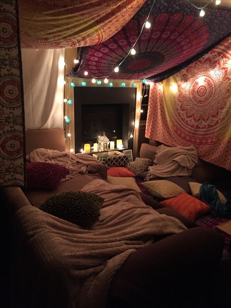 Girls night in Sesh Room, Sleepover Room, Tumblr Room, Hangout Room, Chill Room, Room Cozy, Bohemian Bedroom, Design Del Prodotto, Simple Bedroom