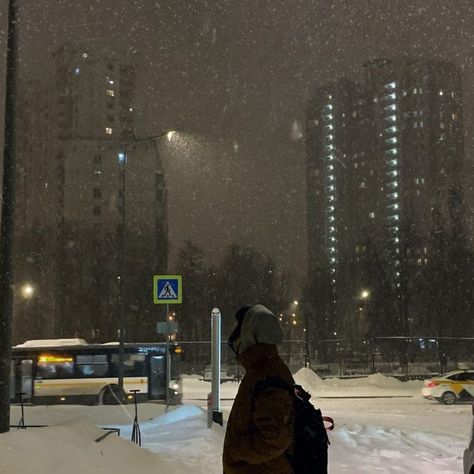 Wow Photo, Robert Sheehan, 사진 촬영 포즈, Winter Aesthetic, Night City, Night Aesthetic, City Aesthetic, Photo Reference, Photography Inspo