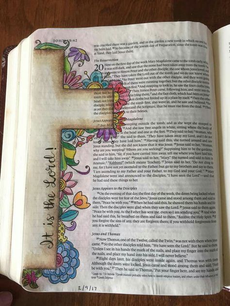 How cool are these Decorated Bible Pages, Easter Bible Journaling Ideas, Scripture Art Journaling, Bible Journal Notebooks, Bible Journaling Printables, Bible Artwork, Bible Journaling For Beginners, Bible Drawing, Bible Journaling Ideas Drawings