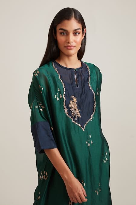 Buy Green Kurta Silk Chanderi Printed And Applique Foil Kaftan & Pant Set For Women by Vamil by Tina & Sonali Online at Aza Fashions. Dabka Work, Kaftan Kurta, Dori Work, Applique Work, Long Kurti Designs, Dress Design Patterns, Kurti Designs Party Wear, Kurta Designs Women, Boutique Dress Designs