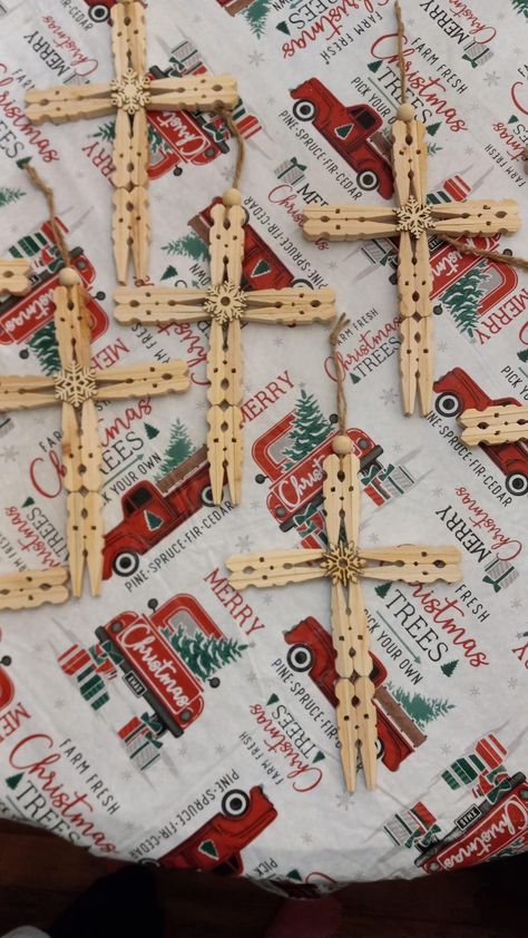 Wooden Crosses Diy, Clothespin Cross, Wood Crosses Diy, Clothes Pin Ornaments, Clothespin Crafts Christmas, Wooden Cross Crafts, Clothespin Diy Crafts, Wooden Clothespin Crafts, Clothespins Diy