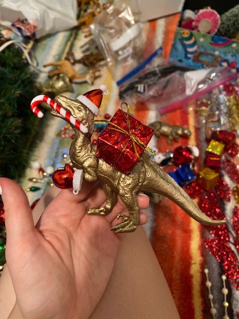 Dinosaur Christmas Decorations Diy, Plastic Dinosaur Crafts, Diy Dinosaur Ornaments, Dino Christmas Tree, Dinosaur Wreath, Paint Dinosaur, Dinosaur Christmas Decorations, Plastic Animal Crafts, Dinosaur Christmas Tree