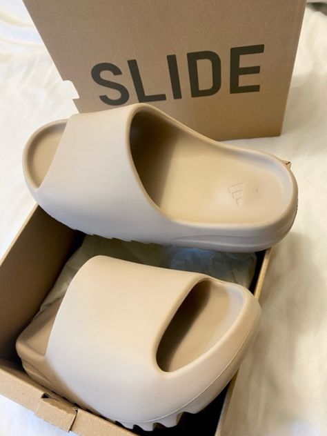 Slides Outfit, Shower Sandals, Pretty Sneakers, Shoes For School, Trendy Shoes Sneakers, Yeezy Slides, Pretty Shoes Sneakers, Shoes Outfit Fashion, Shoe Wishlist