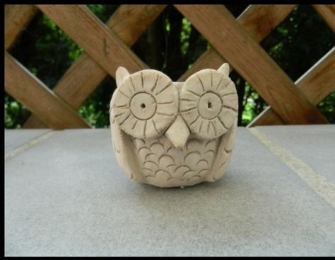 Owl pinch pot.. I like this one Clay Art For Kids, Clay Pinch Pots, Clay Projects For Kids, Clay Owl, Pot Art, Kids Clay, Pinch Pot, Pottery Pot, Kids Pottery