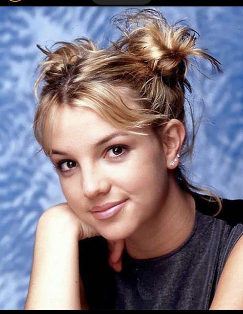 90s Grunge Hairstyles, 90s Hairstyles Short, Pin Hairstyles, Grunge Haircut, 2000s Hair, 2000s Hairstyles, Britney Spears Pictures, Bobby Pin Hairstyles, Space Buns