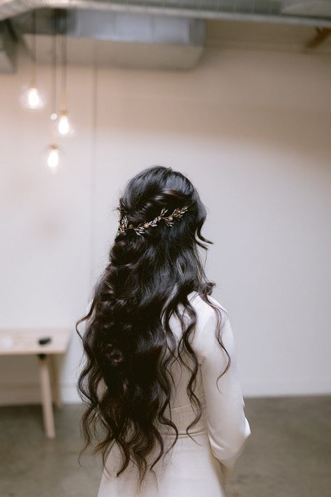 Fairy Bride Hairstyle, Mexican Bridal Hair, Elf Wedding Hairstyles, Dark Hair Wedding Styles, Ethereal Bride Hair, Wedding Hair Whimsical, Elf Wedding Hair, Wedding Hair Dark, Dark Hair Wedding Hairstyles Brides