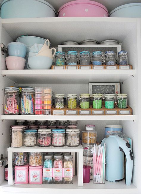 Get your kitchen fall-baking-ready with these simple organizing tips: http://www.bhg.com/blogs/better-homes-and-gardens-style-blog/2014/09/11/organize-this-baking-supplies/?socsrc=bhgpin102014 Baking Supplies Organization, Baking Organization, Baking Cupboard, Clever Kitchen Hacks, Baking Storage, Baking Station, Organized Pantry, Casa Vintage, Home Organisation