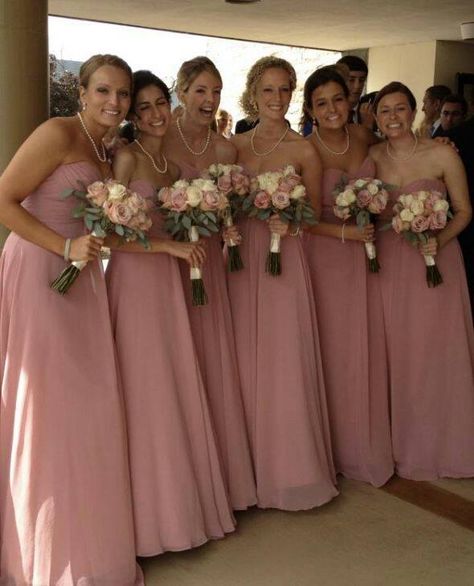 Madrinhas de rosa Dusty Pink Bridesmaid, Dusty Pink Bridesmaid Dresses, Mauve Bridesmaid Dress, Dusty Rose Bridesmaid Dresses, Rose Bridesmaid Dresses, Bridesmaid Saree, Bridesmaid Colors, Dusty Rose Wedding, Bridesmaid Dress Ideas