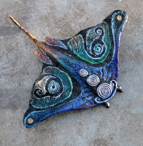 Events Hint of Rainbow Animals, Sea Creatures Art, Sea Life Art, Paper Mache Sculpture, Ceramic Fish, Polymer Clay Animals, Manta Ray, Geek Art, Wire Sculpture