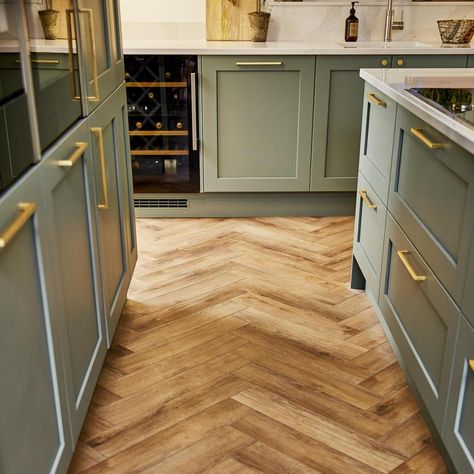 Green Wren Kitchen, Howden Kitchen Ideas, Reed Green Kitchen, Howdens Shaker Kitchen, Greg Rutherford, Howdens Kitchens, White Worktop, Wren Kitchen, Larder Unit