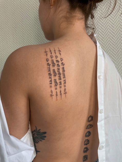 Hindi Spine Tattoo, Thailand Tattoo Thai Art, Grounding Tattoo, Cambodian Tattoo, Thailand Tattoo, Chic Tattoo, Sak Yant Tattoo, Sharpie Tattoos, Wrist Tattoos For Guys