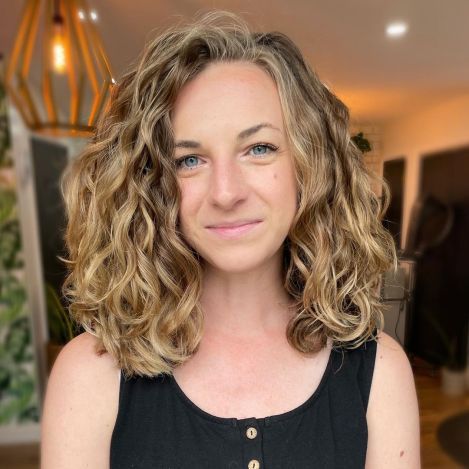 Voluminous Lob with Wavy Curls Curls With Highlights, Curls With Volume, Curly Lob Haircut, Twist Ideas, Curly Lob, Natural Curly Hair Cuts, Fine Curly Hair, Medium Length Curly Hair, Large Curls