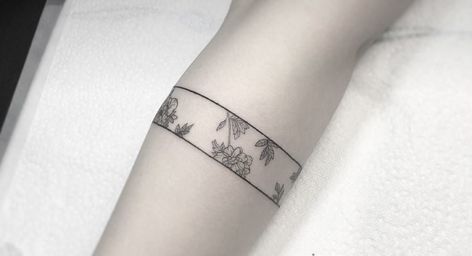 Girly Arm Band Tattoo, Butterfly Arm Band Tattoo, Women Arm Band Tattoo Ideas, Arm Band Tattoo Designs Women, Arm Ring Tattoo Woman, Dainty Arm Band Tattoo, Cool Arm Band Tattoos, Floral Arm Band Tattoo For Women, Floral Arm Cuff Tattoo