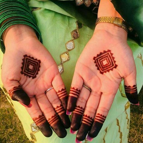 Round Mehndi Design, Palm Mehndi Design, Simple Mehendi Designs, Tato Henna, Easy Mehndi, Mehndi Designs For Kids, Very Simple Mehndi Designs, Full Mehndi Designs, Mehndi Decor