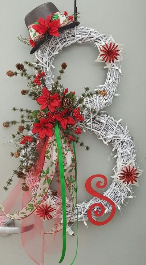 20 Strikingly Unique Christmas Wreath Ideas Grapevine Snowman, Dekoratívne Vence, Christmas Wreath Ideas, Snowman Wreath, Sweater Knitting, Snowman Crafts, Wreath Ideas, Noel Christmas, Christmas Wreaths Diy