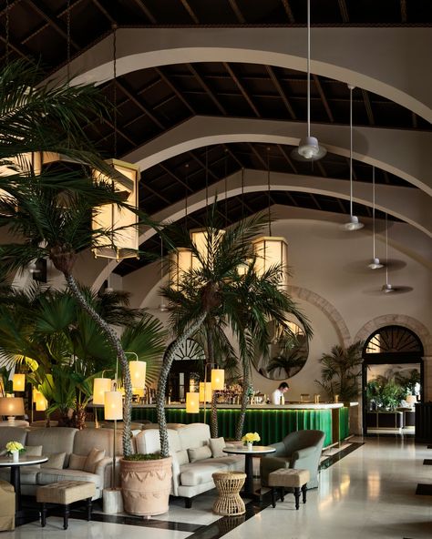 Four Seasons Miami, Coastal Hotel, Miami Aesthetic, Chatham Bars Inn, Le Sirenuse, Built In Banquette, Live Oak Trees, Driftwood Beach, Surf Club